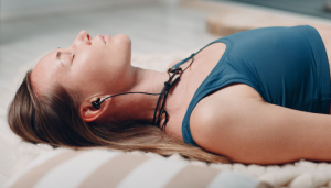 Femme allongée en faisant du yoga nidra